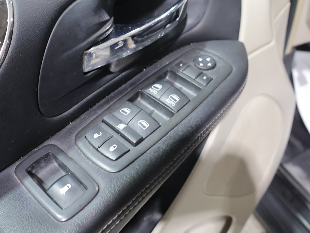 Used 2012 Chrysler Town & Country Touring w/ Entertainment Group #1 FWD image 13
