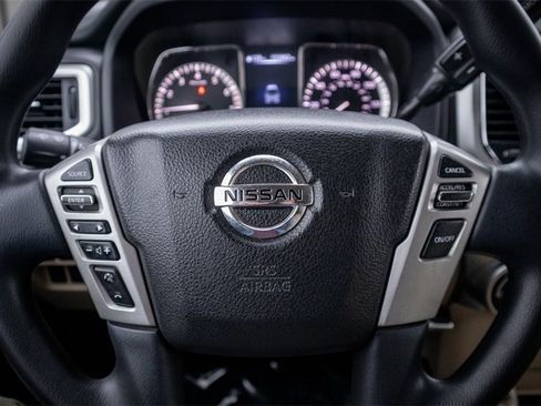 Used 2018 Nissan Titan SV image 11