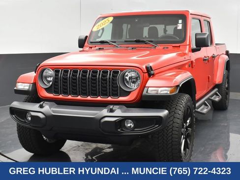 Used 2025 Jeep Gladiator Sport AWD/4WD image 16