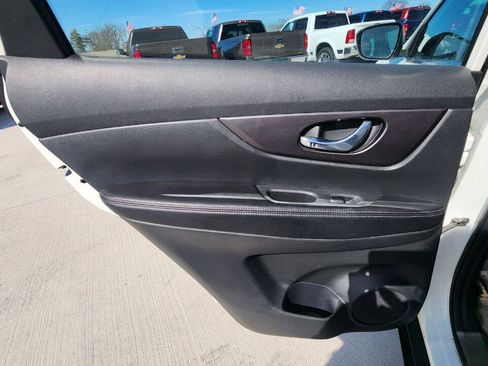 Used 2016 Nissan Rogue S FWD image 18