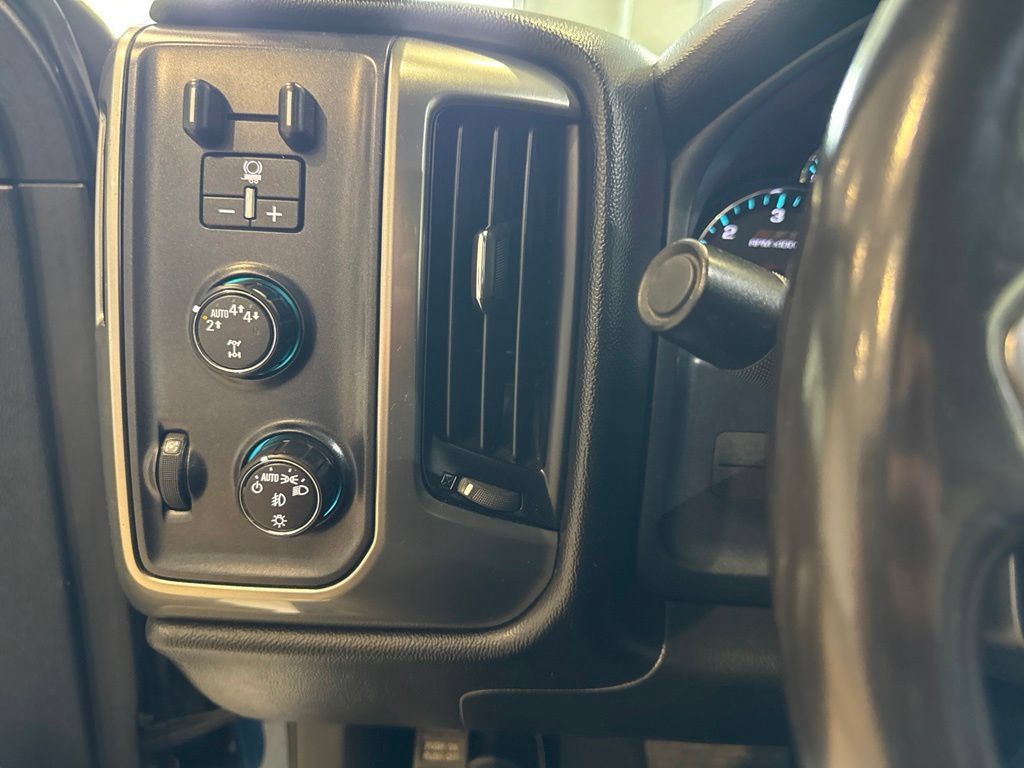 Used 2018 Chevrolet Silverado 1500 LT w/ All Star Edition AWD/4WD image 30
