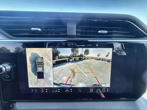 Used 2025 GMC Sierra 1500 AT4 w/ AT4 Premium Package AWD/4WD image 17