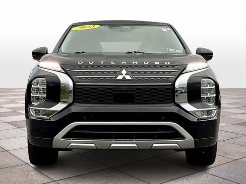 Used 2023 Mitsubishi Outlander SE image 3