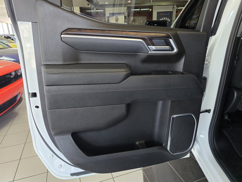 Used 2025 GMC Sierra 1500 SLT AWD/4WD image 12