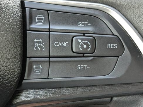 Used 2025 Jeep Grand Cherokee Altitude AWD/4WD image 24