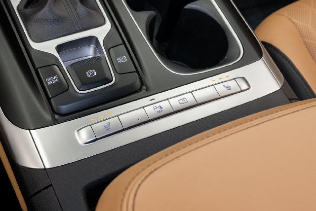 Used 2024 Kia Carnival LX FWD image 21