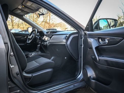 Used 2017 Nissan Rogue SV image 16