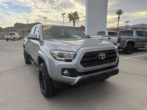 Used 2016 Toyota Tacoma SR5 w/ SR5 Appearance Package (SN) AWD/4WD image 3