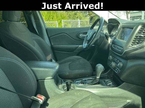 Used 2019 Jeep Cherokee Latitude w/ Cold Weather Group image 8