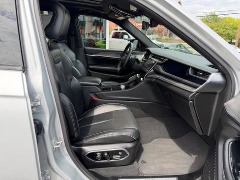 Used 2023 Jeep Grand Cherokee Overland w/ Advanced Protech Group III AWD/4WD image 24
