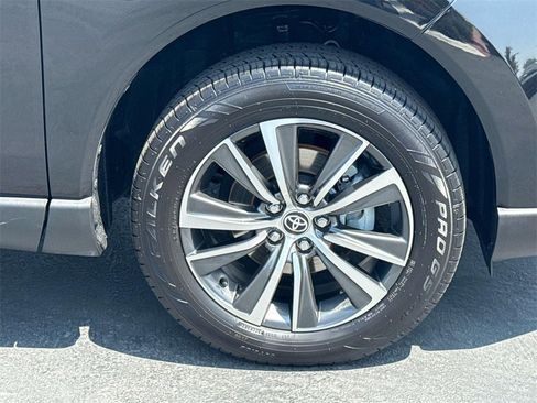 Used 2022 Toyota Venza LE image 27