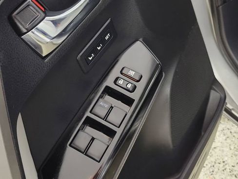 Used 2018 Toyota RAV4 Limited FWD image 23