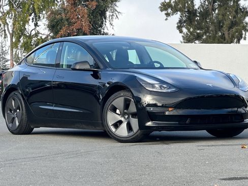 Used 2021 Tesla Model 3 Standard Range Plus image 2