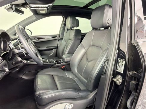 Certified 2023 Porsche Macan AWD/4WD image 5