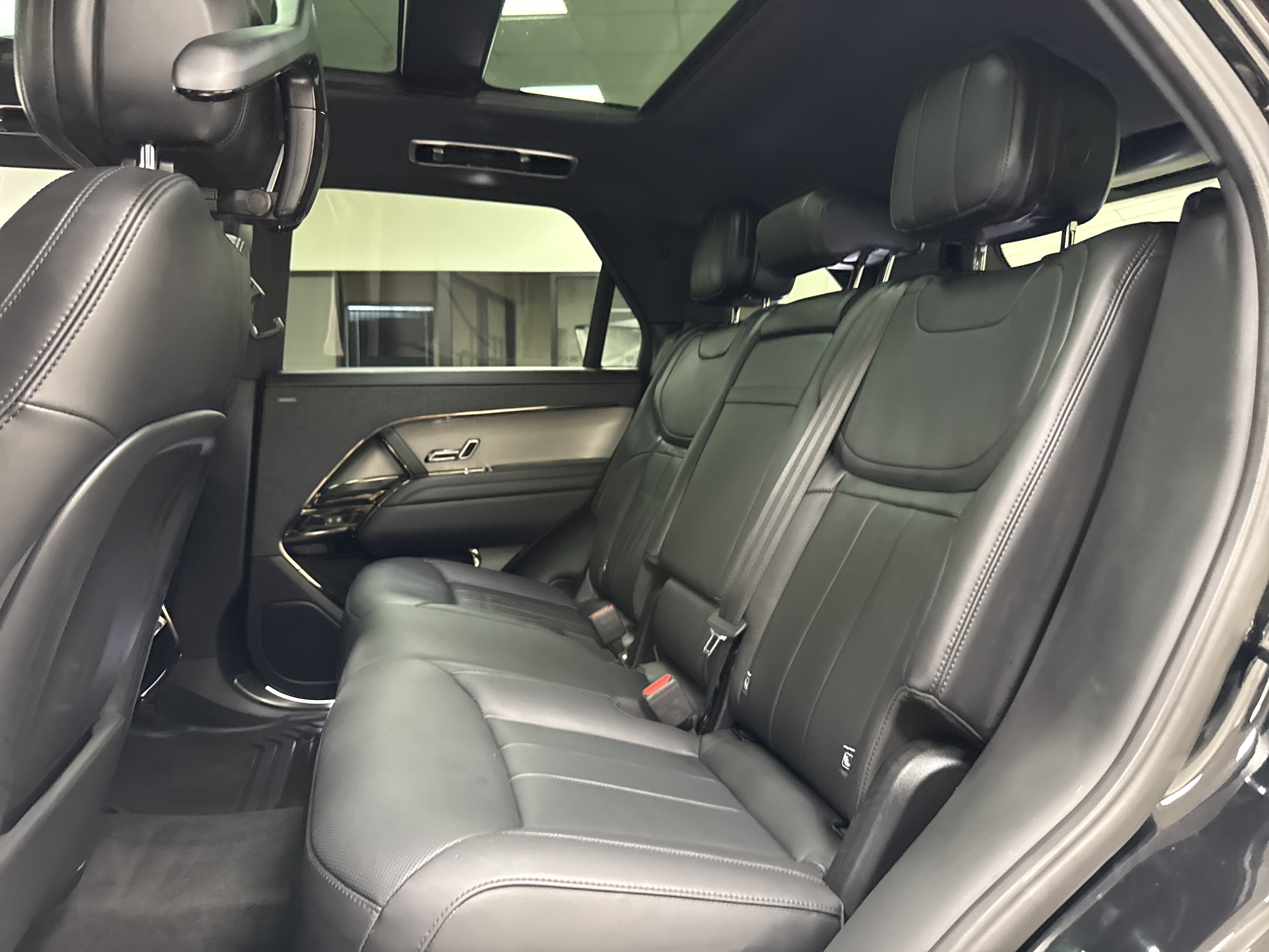 Used 2025 Land Rover Range Rover Sport SE AWD/4WD image 16