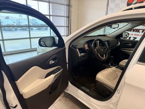 Used 2018 Jeep Cherokee Overland w/ Technology Group image 8