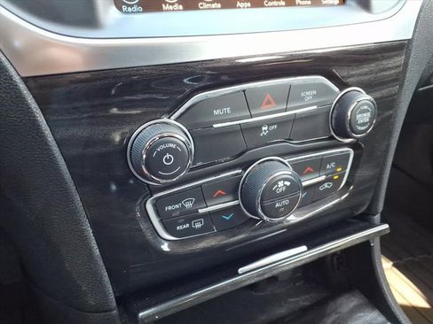 Used 2017 Chrysler 300 Limited image 26