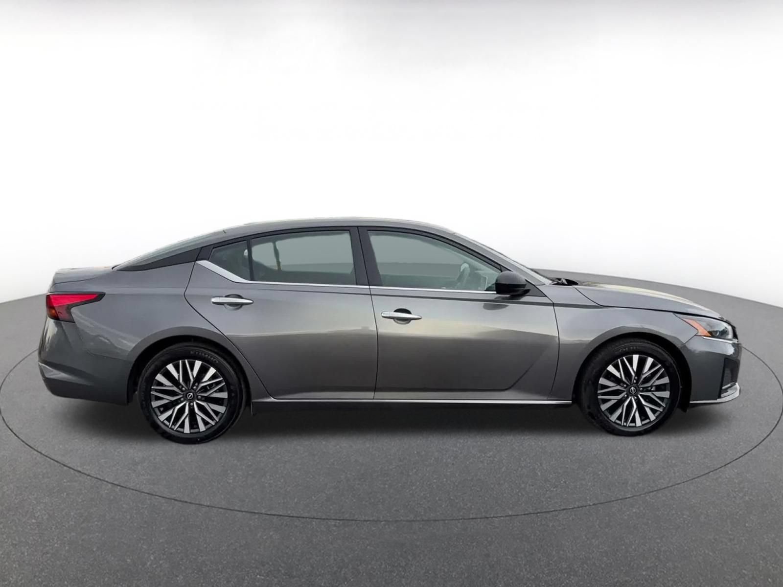 Used 2025 Nissan Altima 2.5 SV FWD image 15