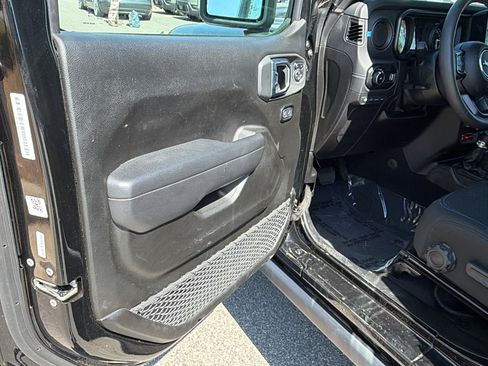 Used 2025 Jeep Wrangler Unlimited Rubicon 4xe w/ Convenience Group AWD/4WD image 14