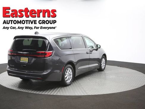 Used 2023 Chrysler Pacifica Touring-L FWD image 41