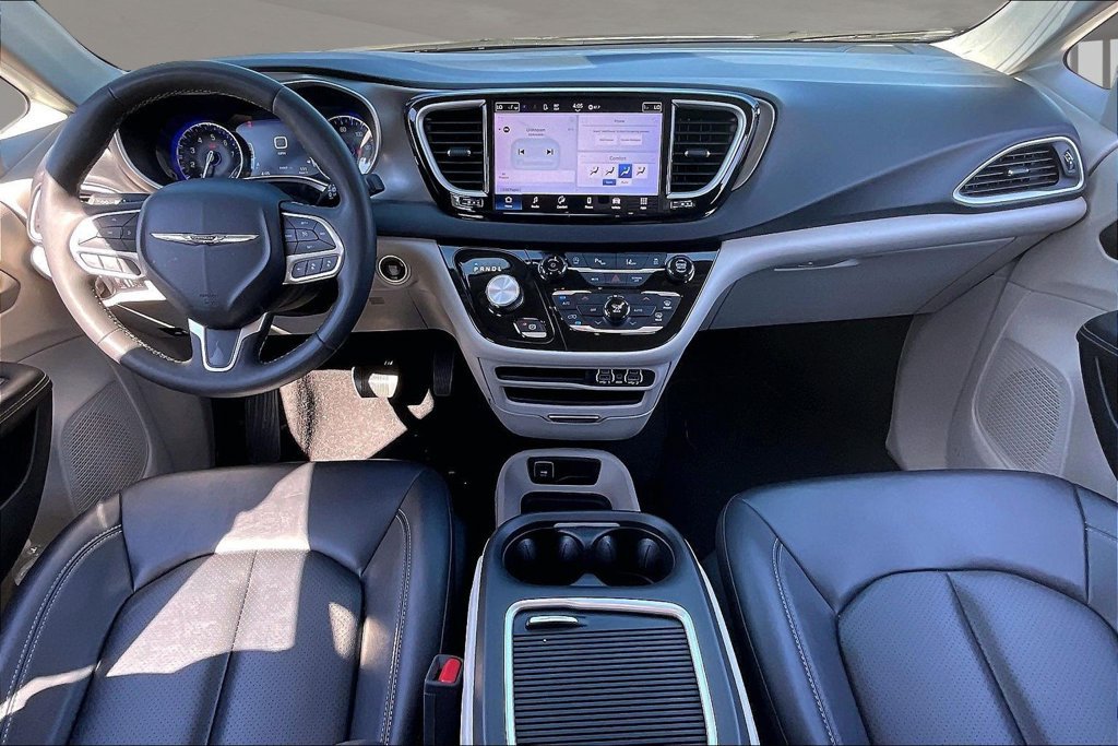 Used 2024 Chrysler Pacifica Touring-L FWD image 7