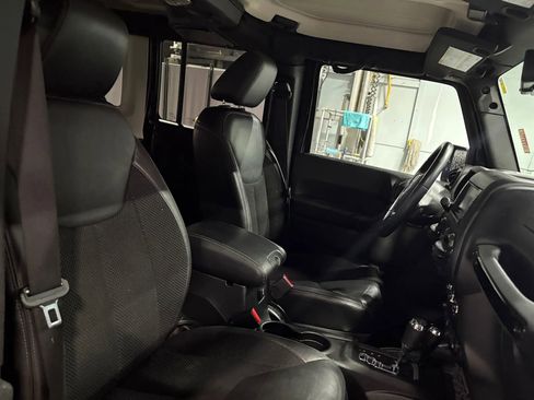 Used 2017 Jeep Wrangler Unlimited Sahara image 20