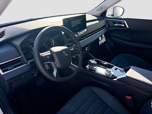 New 2026 Mitsubishi Outlander SE image 9