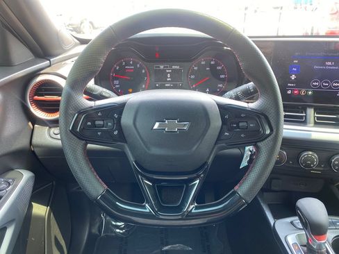 Used 2025 Chevrolet Trax RS w/ Sunroof Package FWD image 14