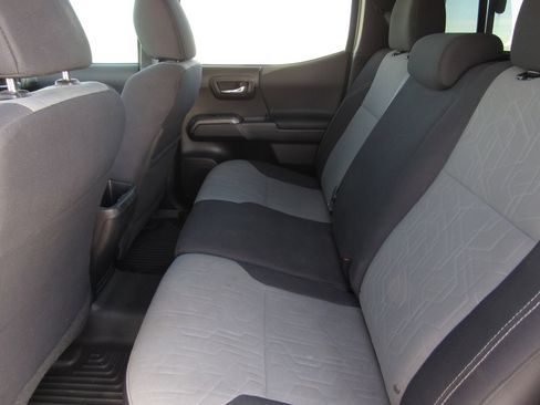 Used 2020 Toyota Tacoma TRD Off-Road w/ Technology Package image 12