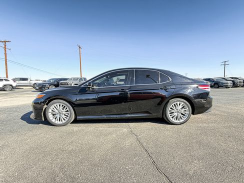 Used 2018 Toyota Camry XLE image 8