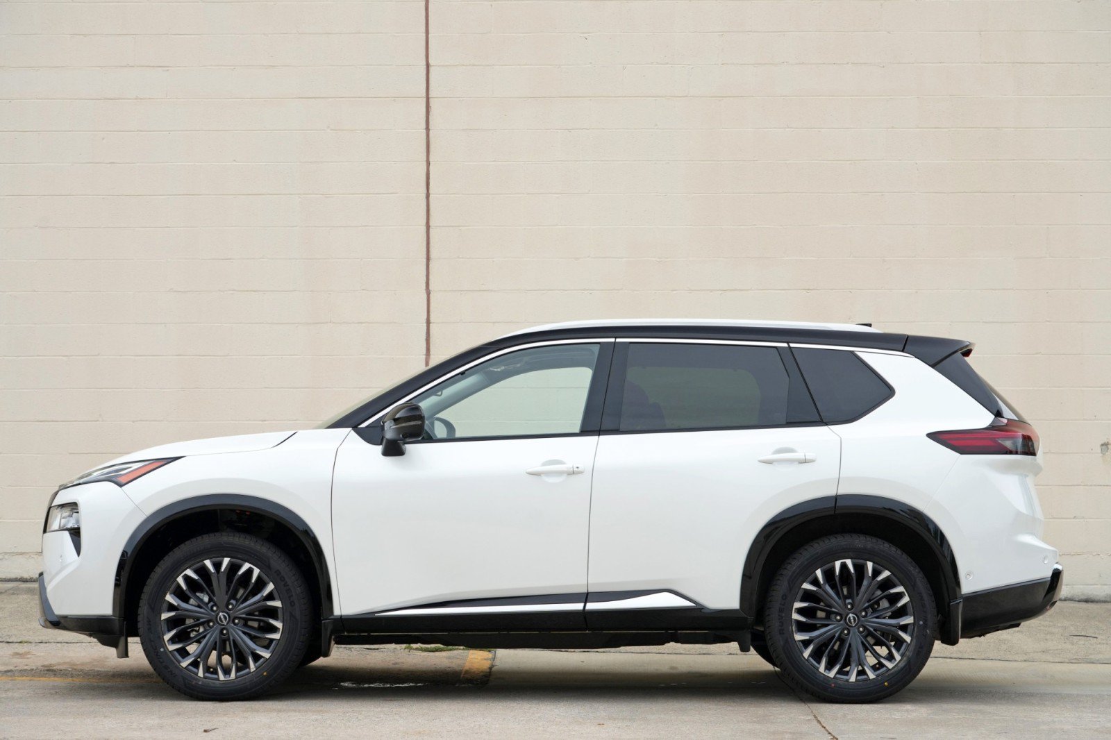 Used 2024 Nissan Rogue Platinum w/ Platinum Premium Package FWD image 8