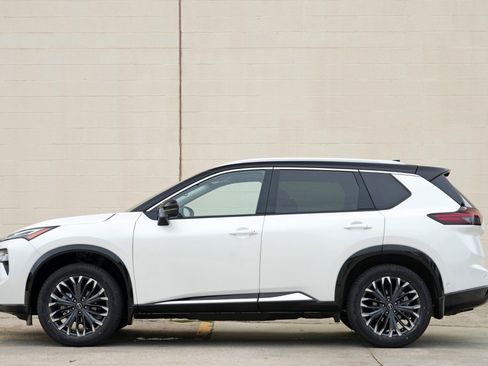 Used 2024 Nissan Rogue Platinum w/ Platinum Premium Package FWD image 8