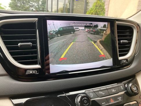 Used 2023 Chrysler Pacifica Touring-L FWD image 25