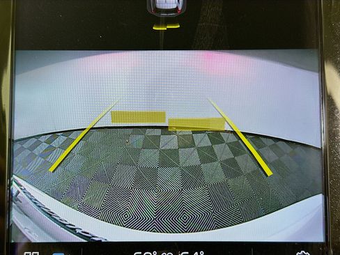 Used 2022 Volvo XC60 B5 Momentum image 25