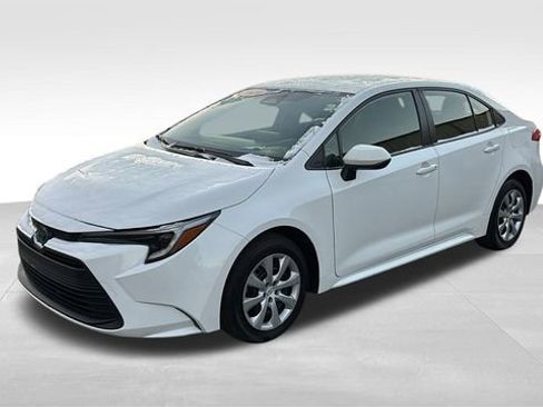 Used 2024 Toyota Corolla LE image 3