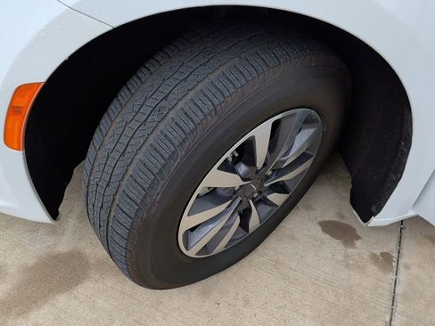 Used 2024 Chrysler Pacifica Limited FWD image 45