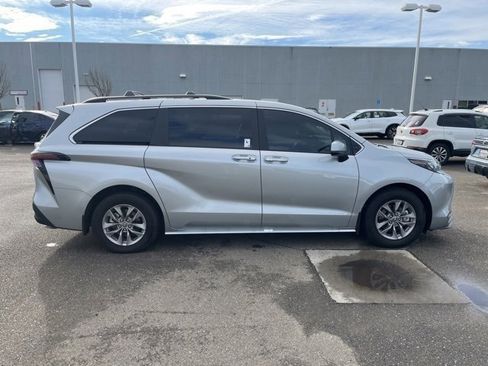 Used 2025 Toyota Sienna XLE image 4