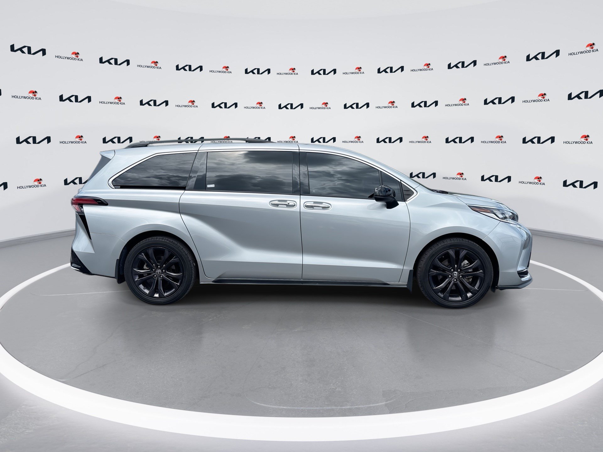 Used 2022 Toyota Sienna XSE FWD image 9