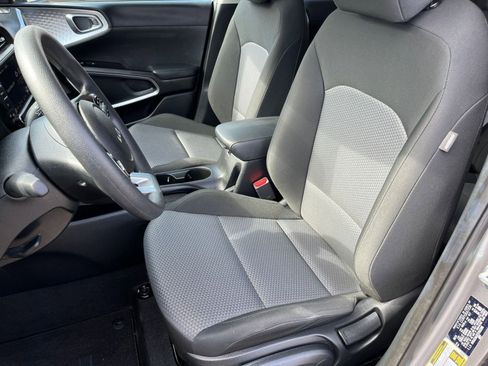 Used 2025 Kia Soul LX w/ LX Technology Package image 32