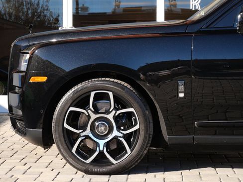 Used 2024 Rolls-Royce Cullinan Black Badge image 12