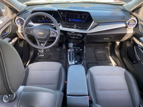 Used 2025 Chevrolet Trax LT FWD image 10
