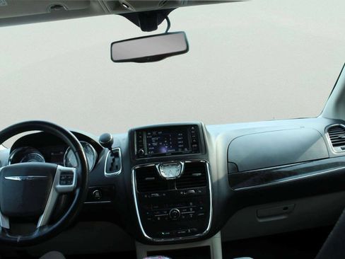 Used 2015 Chrysler Town & Country Touring-L w/ Driver Convenience Group FWD image 7