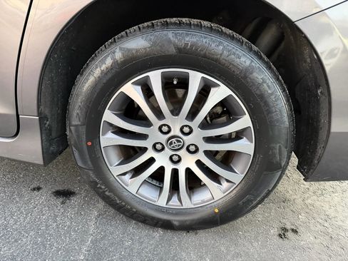 Used 2019 Toyota Sienna XLE image 34