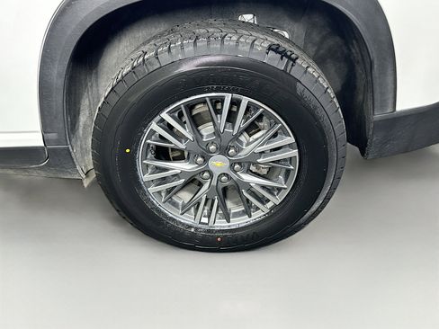 Used 2025 Chevrolet Traverse LT FWD image 11