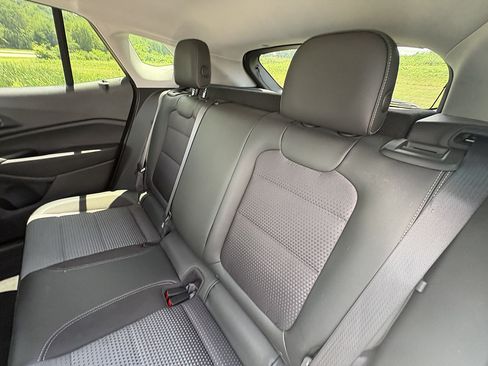 Used 2025 Chevrolet Trax LT FWD image 19