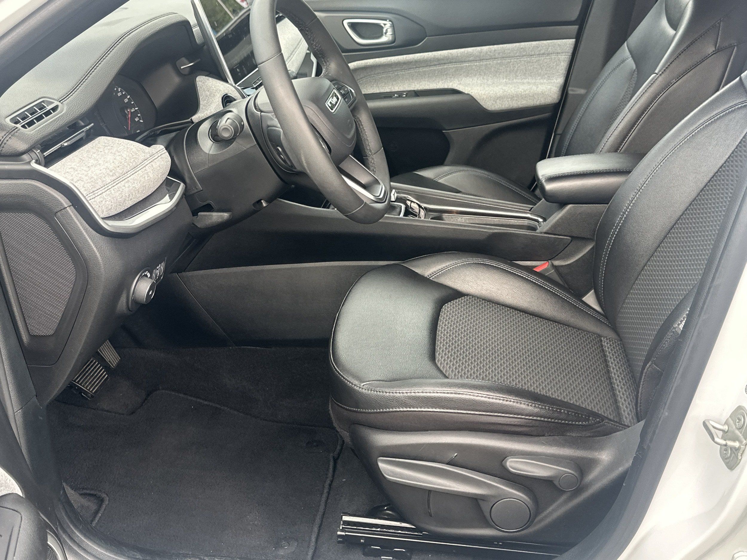 Used 2024 Jeep Compass Latitude AWD/4WD image 9