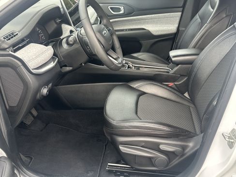 Used 2024 Jeep Compass Latitude AWD/4WD image 9