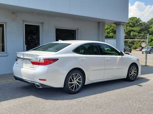 Used 2017 Lexus ES 350 w/ Luxury Package FWD image 2