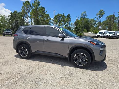 Used 2024 Nissan Rogue SV FWD image 2