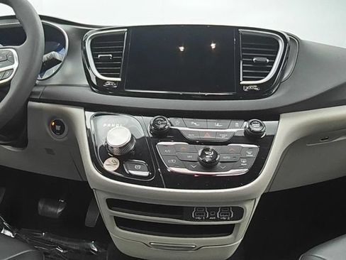 Used 2024 Chrysler Pacifica Touring-L FWD image 24